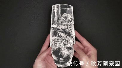 光影@日本妹子把白纸刻成玻璃杯，连水珠都能看见，裸眼3D还能这么玩？