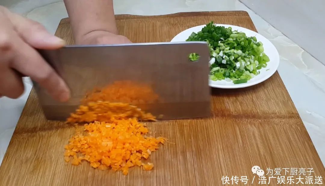 鸡蛋|土豆别再炒着吃了,撒1把葱花,比鸡蛋饼还香,出锅孩子都抢着吃