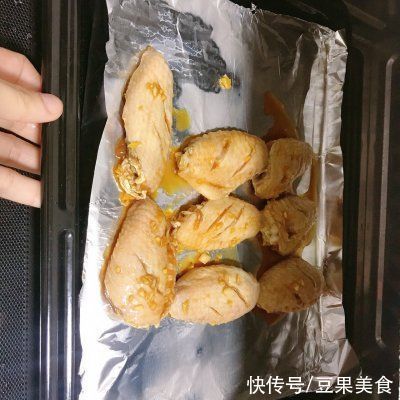 ??简单零失败好吃到吮手指的蜜汁烤翅?