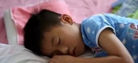 身高|妈妈带娃孩子不长个,奶奶带娃身高猛涨,医生:都是午睡惹的祸