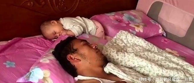 惊醒|“慵懒”宝爸狂带娃睡觉,中途惊醒忙摸孩子,宝妈哭笑不得