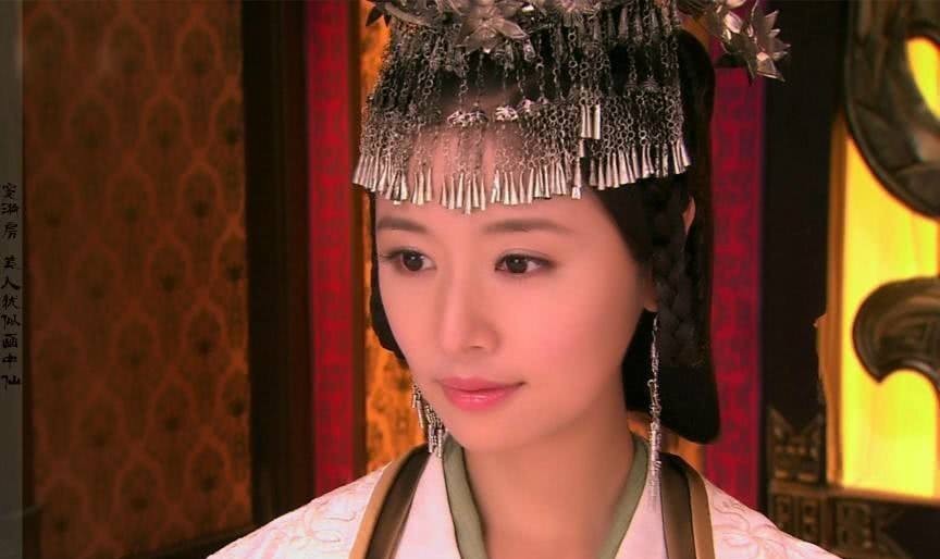 入宫|父亲钓鱼坠河身亡,被迫入宫当宫女,因太监的失误,成为传奇皇后