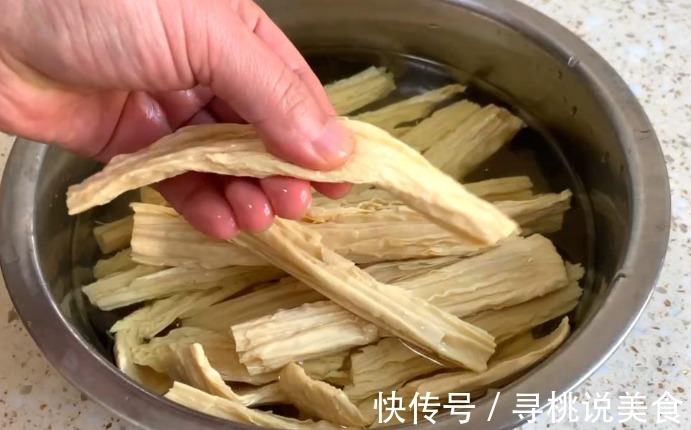 炒腐竹,记住“2个窍门”,出锅后腐竹香气浓郁,柔软筋道下饭香