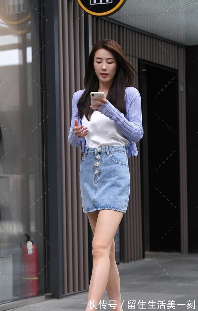 办公室 黑衬衫搭配时尚打底裤,休闲随性,展现出高挑纤细的身材!