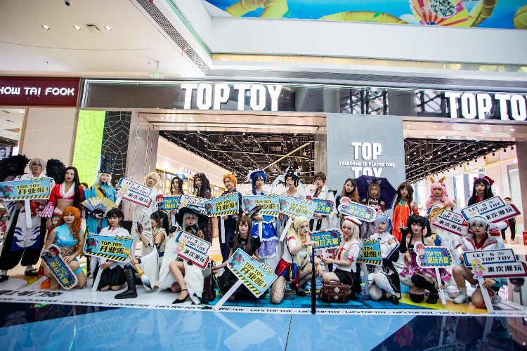 top toy|TOP TOY山东首店入驻青岛东方影都融创茂，开业当天潮人云集，玩出新花样