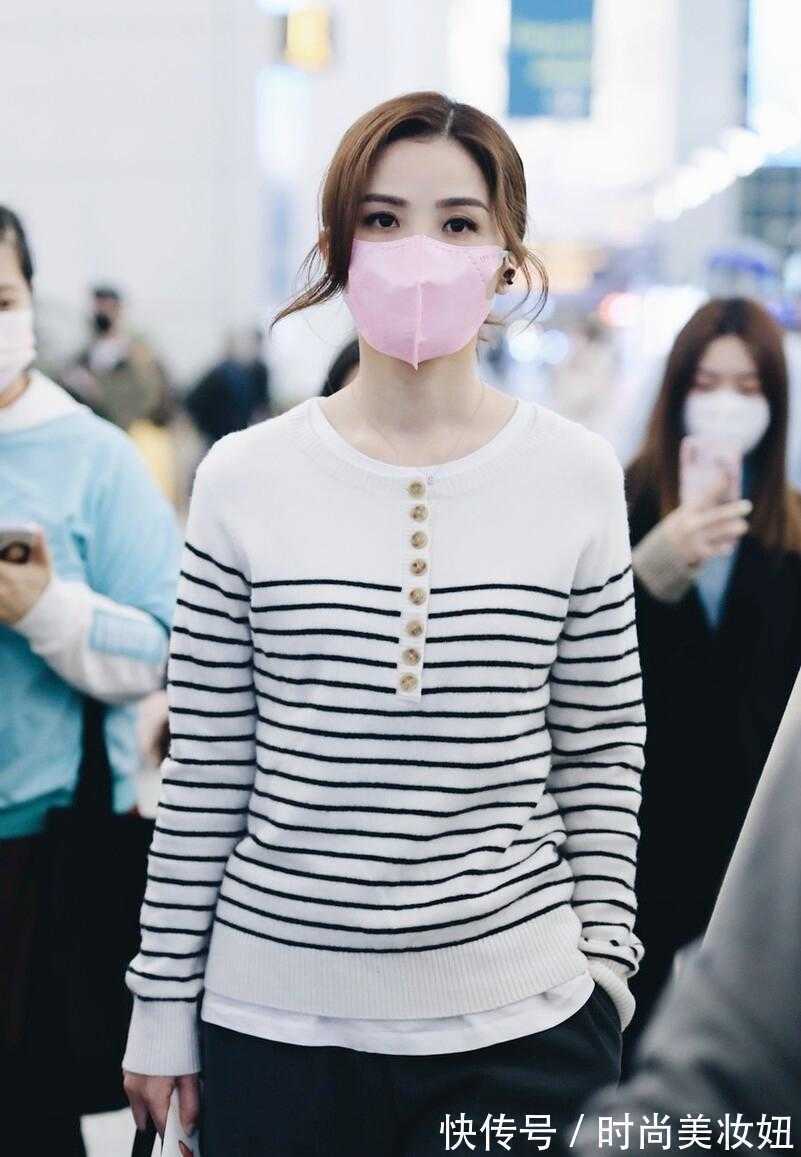 上下身|阿Sa果然是“时髦精”,穿运动裤塞进袜子里,显瘦又洋气