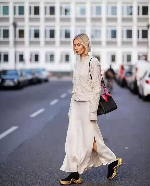 ?女人过了50岁，多穿这3种“冻龄裙”，时髦气质，女儿都夸年轻