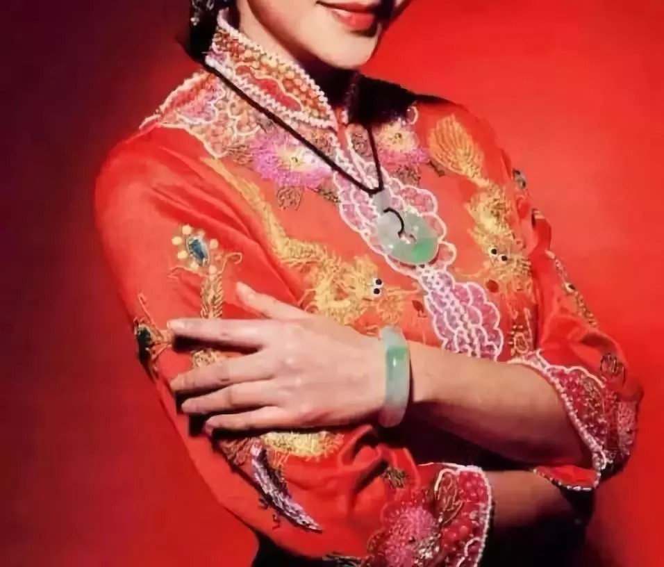 玉镯|手镯戴的对,年轻20岁,中国女人一定要有一只玉镯!