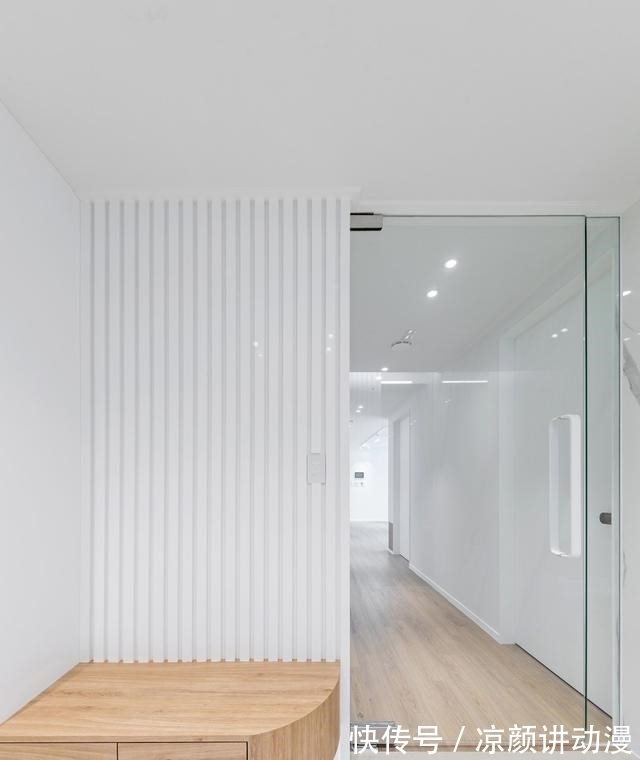 玄关|极简风主义不等于“穷酸”,111㎡的家温润自然,没有一点距离感