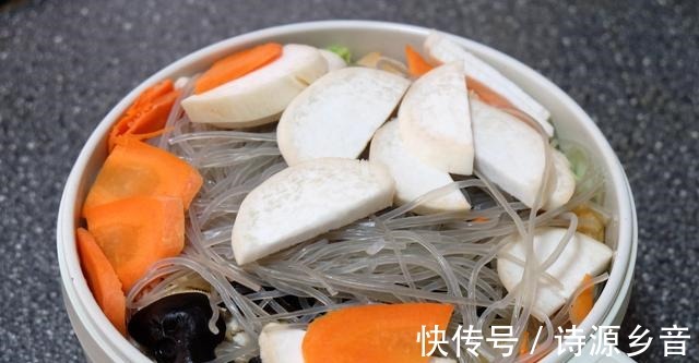 北方人爱吃一锅炖,食材丰富做法简单,自己炖一锅当午饭也不错!