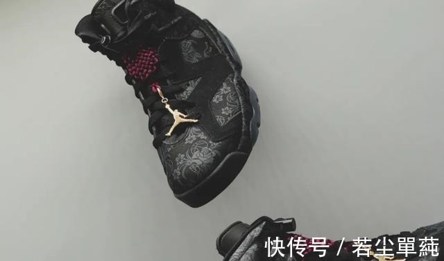 aj 一款有男码的女款AJ!让男生穿上一双“小黑裙”会是怎样的画风!