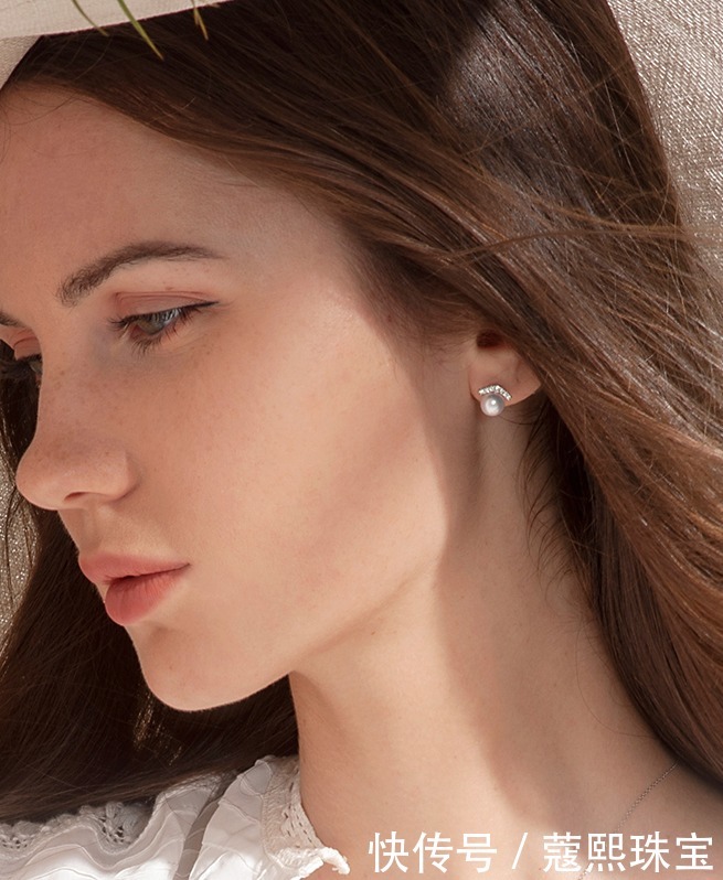 耳环是首饰里不可或缺的一物,如何根据场合选择珍珠耳环?