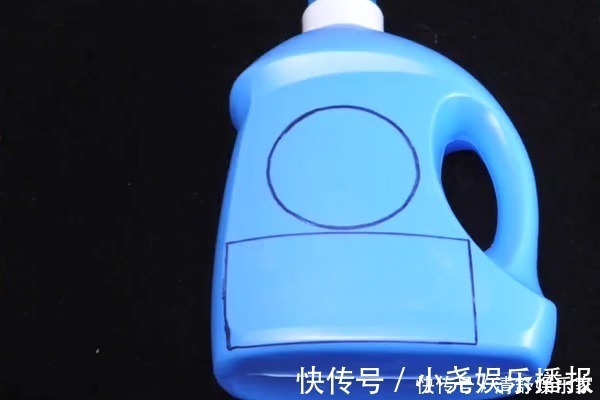 全家|洗衣液瓶子不要扔,简单切几刀,放在床上,全家人都抢着用!