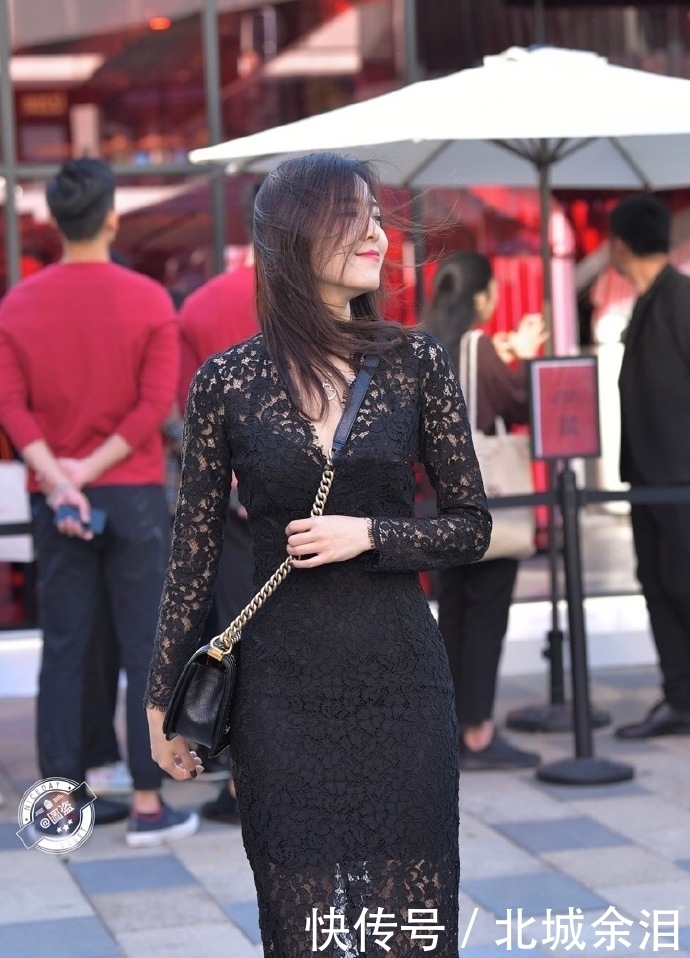 黑色|街拍:美美的黑色镂空裙,不张扬却也不低调,气质与性感并存