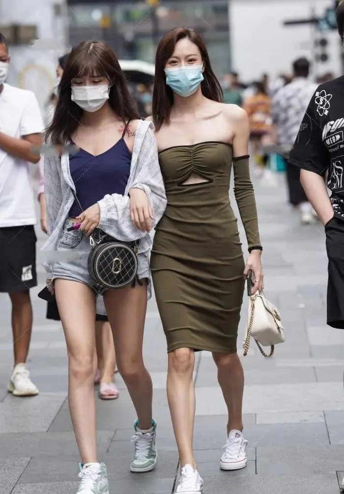 绿色|绿色无袖连衣裙,黑边装饰,更显高级质感