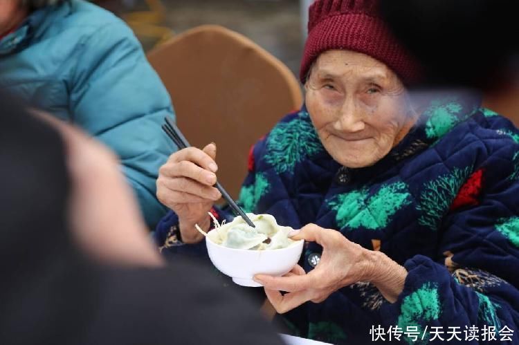  喝羊肉汤|10斤一个的饺子吃过吗？重庆一景区邀游客制作“超级饺子”迎冬至