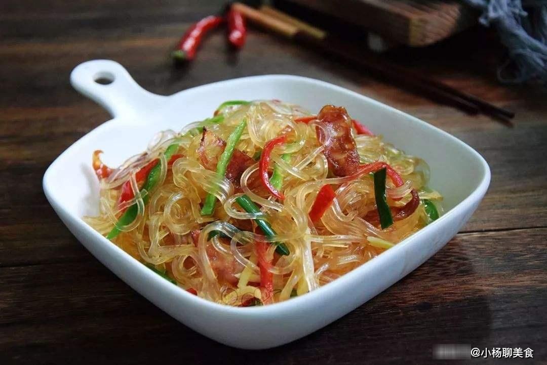 食用盐|炒粉丝老是粘成一团？老厨师教你一招，保证炒出来根根分明有嚼劲