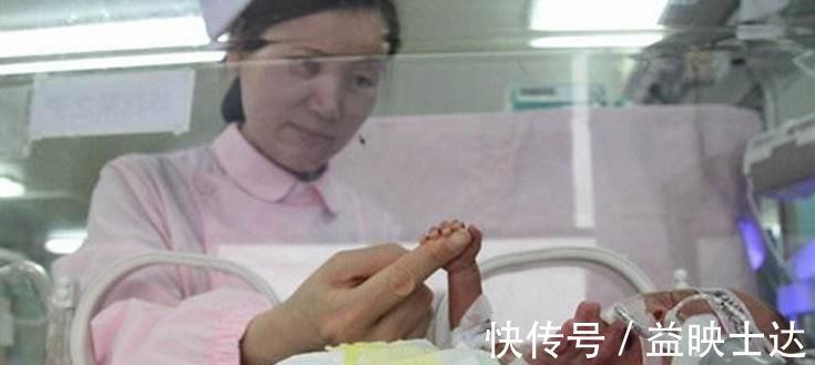 黑人|宝宝出生1个月成“黑人”,邻居质疑孩子出生,宝妈必须亲生的