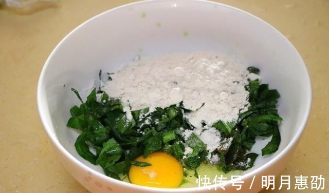 菠菜蛋饼|早餐吃它太方便了!十分钟出锅,孩子特喜欢,吃了个头蹭蹭长!