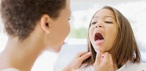 孩子|3岁孩子不小心卡了鱼刺,父母的2个果断救了他,医生真棒