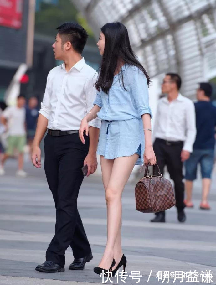 美女脚上踩着一双黑色的高跟凉鞋，让她出街的时候带着优雅的姿态