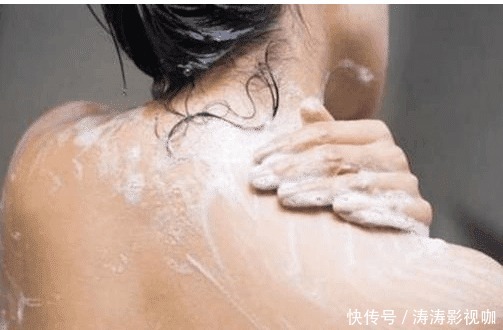 洗澡是香皂还是沐浴露好多数女人都错了,难怪皮肤那么粗糙