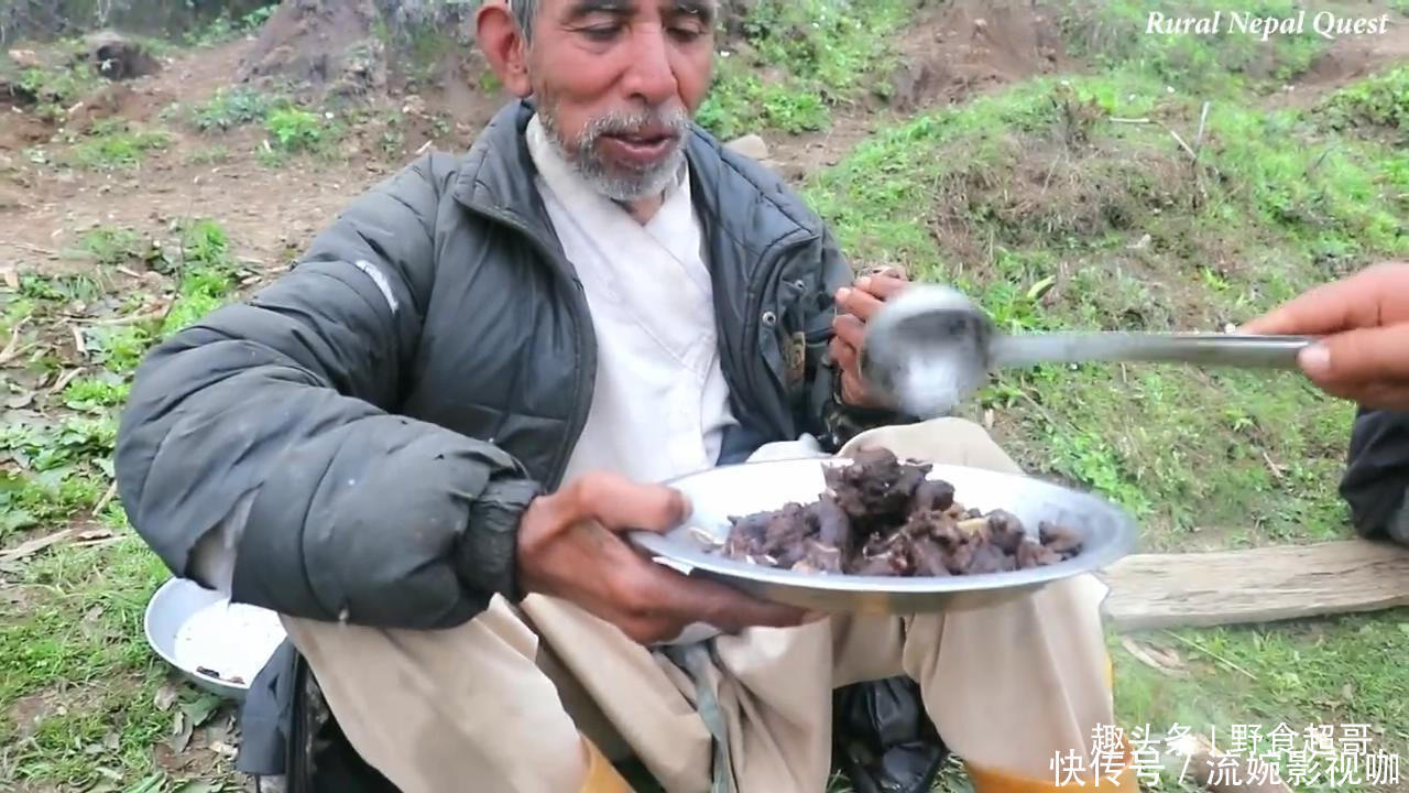 中国小伙在尼泊尔花8000卢比买下一头羊,请当地老人吃羊肉