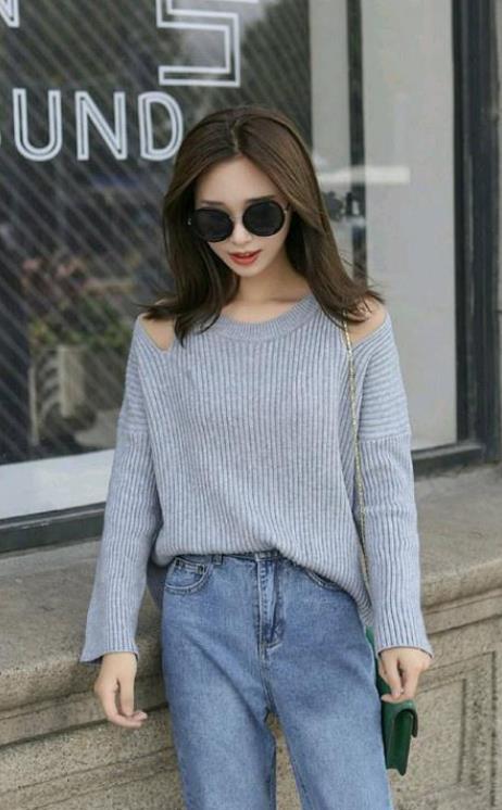 街拍:美女灰色的小衫时尚大方,肩头微露给人一种朦胧美感