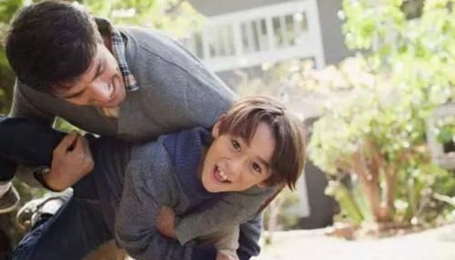 孩子|“小领导”医院视察火了,气势汹汹带着路:生病也影响不了我遛爸