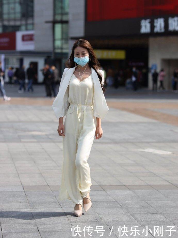 白色西装内搭雪纺连体裤,轻松的塑造仙女形象,凸显端庄优美形象