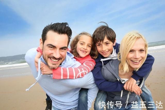 家长|弟弟看到哥哥睡着了,这个举动让众人暖心,网友:太懂事了