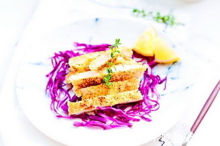 柠檬汁|做一道夏日快手菜——爆好吃的芝麻煎鸡胸肉