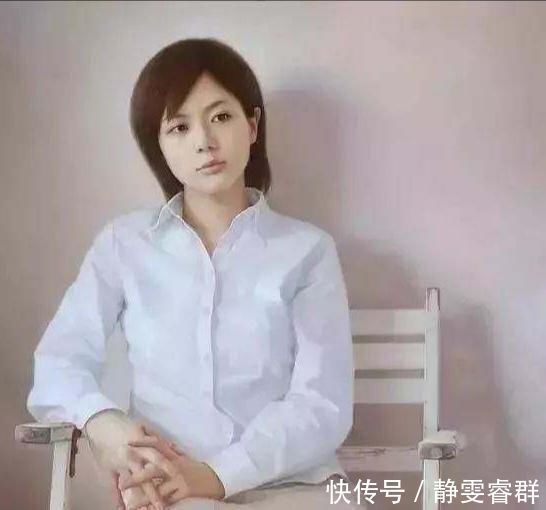 超写实@他画的女子就这么静静地坐着,画面竟然如此唯美