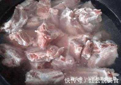 排骨焯水“越焯越脏”大厨老爸教我此样做,血水脏物自动跑出来
