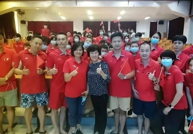 大满贯|祖师母给全红婵送礼物!先给红姐一个大拥抱,然后还有额外小惊喜
