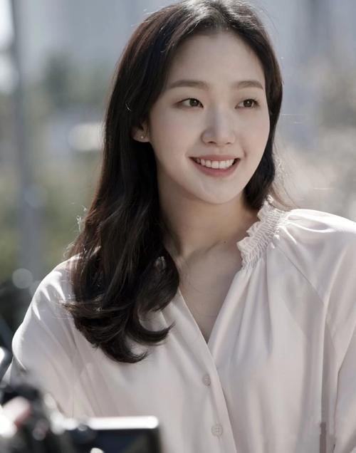 用力过猛|温柔的早春最适合奶茶色的口红,稚优泉元气,完美日记知性优雅