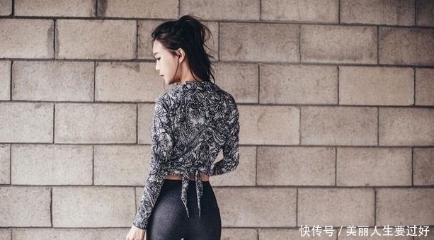 性感|紧身打底裤勾勒性感曲线,凹凸身材彰显女性自信与魅力