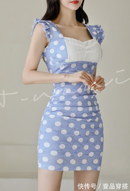 蓝波|女神孙允珠的时尚搭配:格拉茨冰湖钻石蓝波点包臀裙