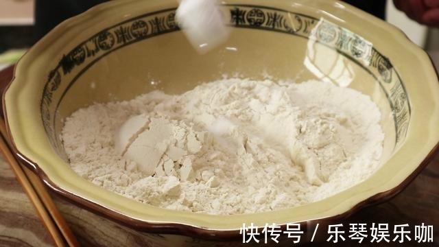 食用油|这个素锅贴我家一周吃三次，口感鲜香又酥脆，调好面糊才是关键