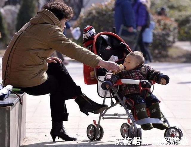 保护欲|帮女儿带3年外孙,女婿一句话,让老人寒心:再闲也不帮女儿带娃