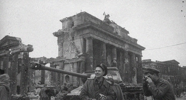 抢占|柏林近在咫尺,为何盟军却坐看苏联推平,却不自己动手抢占成果