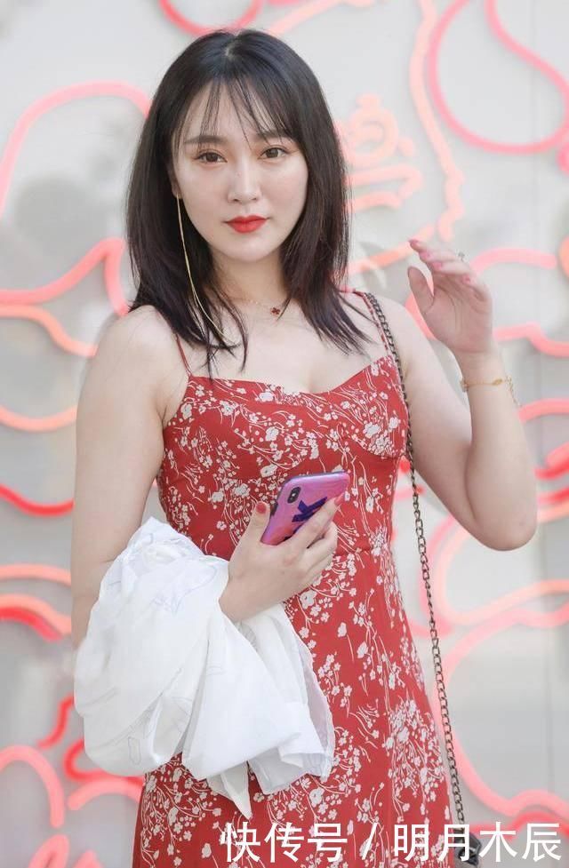 漂亮的红色印花吊带裙，搭配尖头细跟鞋，微胖身材这样穿更有韵味