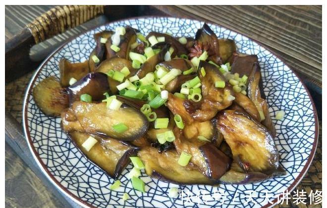 做法|炒茄子时,切记不要直接倒油,教你饭店做法,茄子不吸油不发酸