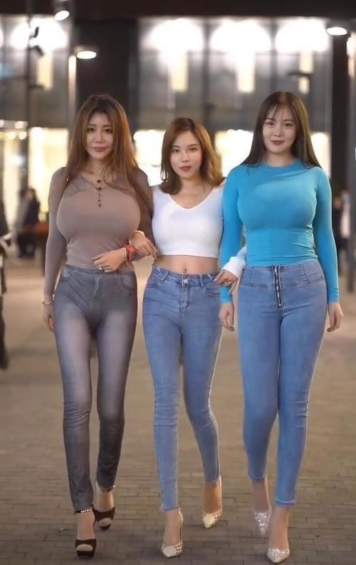 都市丽人 齐穿牛仔裤搭配高跟鞋,看着像一道时尚的旋风,优雅至极!