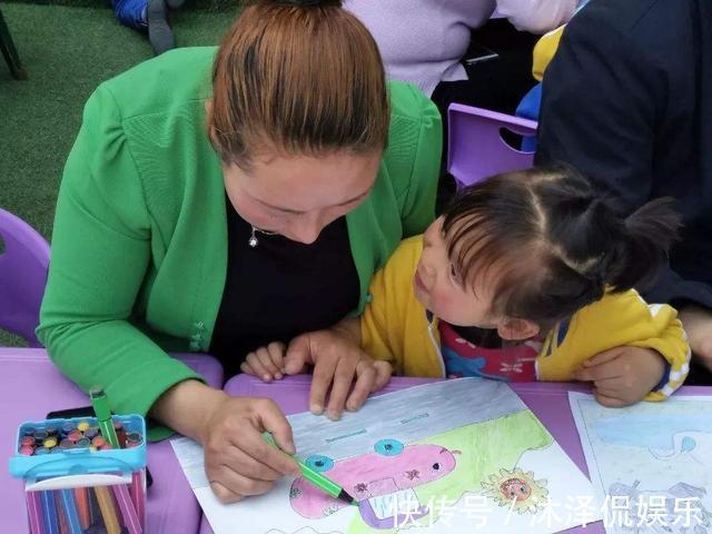 孩子|孩子出门被妈妈捂着眼睛走出小区后,网友称赞妈妈真细心