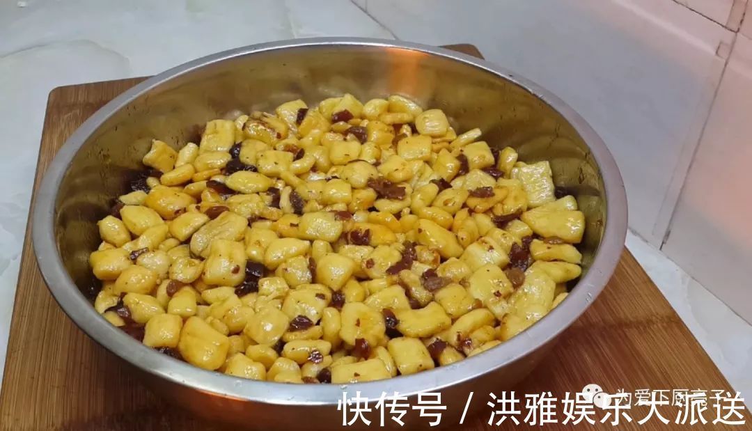 红枣|5个鸡蛋,1斤面粉,锅里一炒,做出创意小零食,比蛋糕好吃十倍