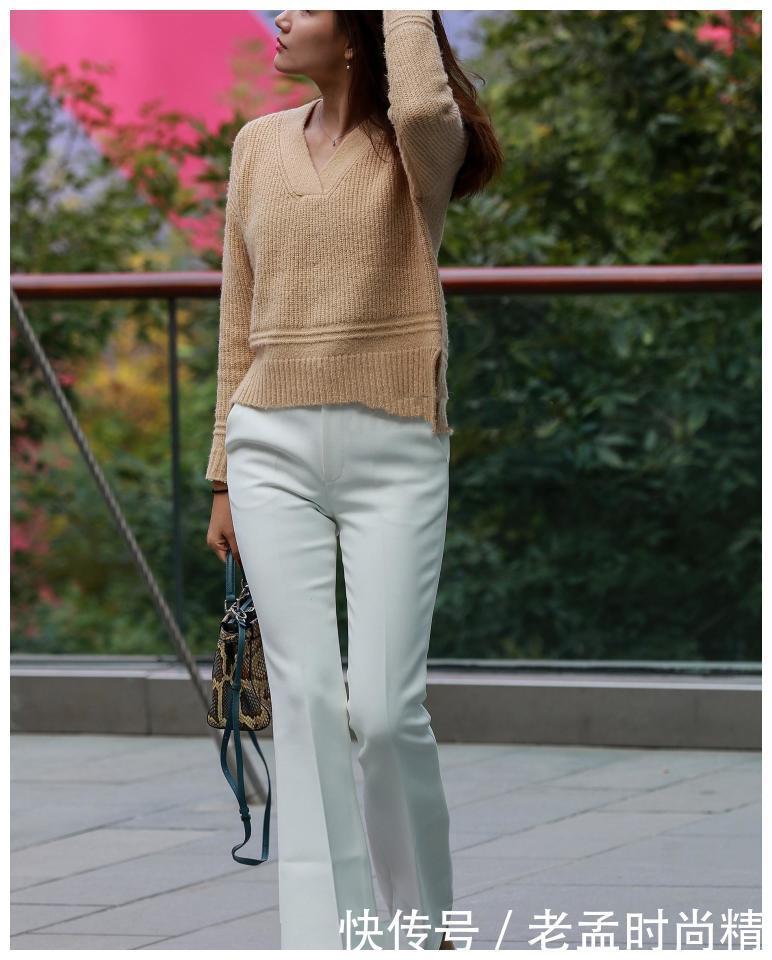 举止|米色宽松毛衣, 搭配白色西装裤, 举止优雅, 气质出众