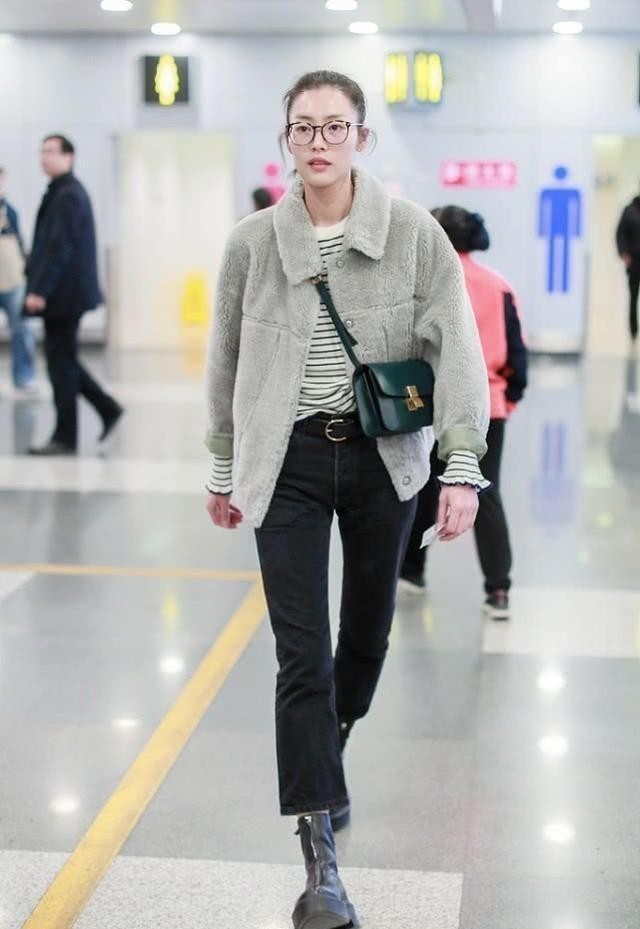 大衣|秋冬不要老选择大衣,试试率性的羔羊绒外套,超模刘雯也在穿