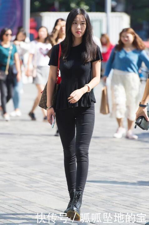 穿牛仔裤休闲又靓丽,黑色风格让你更具风采