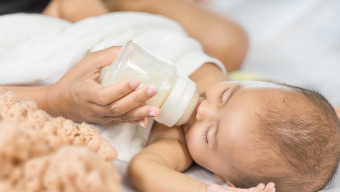 杯子|宝宝超过这个时间戒奶瓶危害大,儿科医生告诉你轻松戒